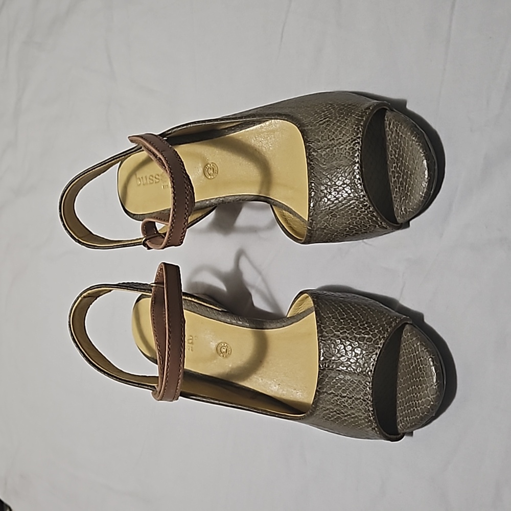 Bussola sandals.